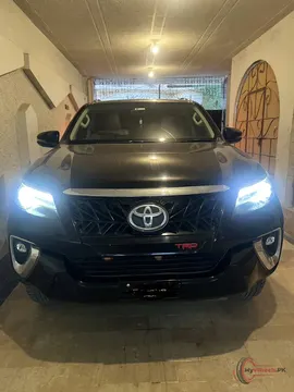 2021 Toyota Fortuner 2.7 V photo 1