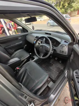 2013 Suzuki Swift DLX 1.3 NAVIGATION