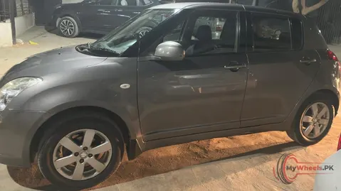 2015 Suzuki Swift DLX 1.3 NAVIGATION photo 2