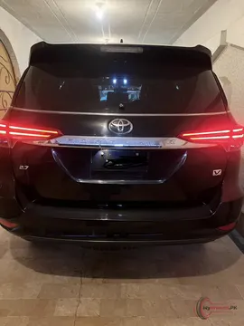 2021 Toyota Fortuner 2.7 V photo 4