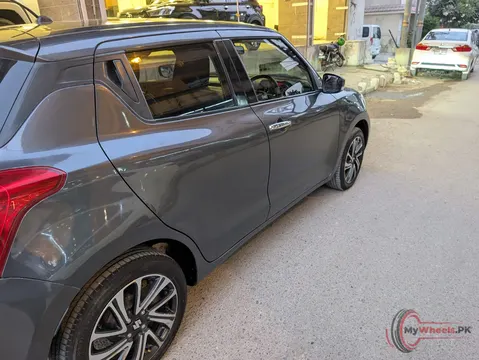 2022 Suzuki Swift GLX CVT photo 2
