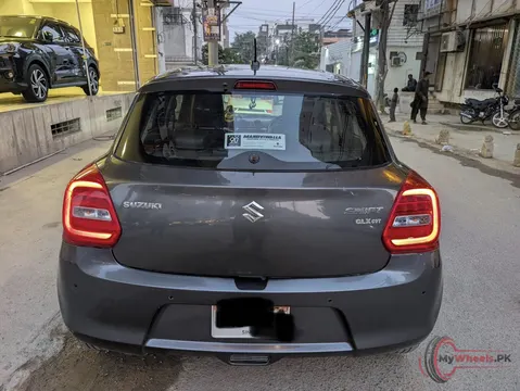 2022 Suzuki Swift GLX CVT photo 3