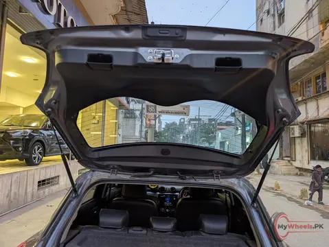2022 Suzuki Swift GLX CVT photo 4