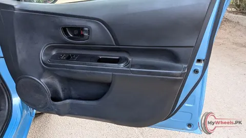 2015 Toyota Aqua photo 6