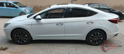 2023 Hyundai Elantra GL photo 3