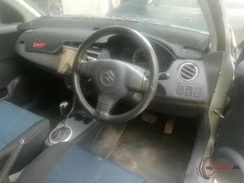 2012 Suzuki Swift photo 4