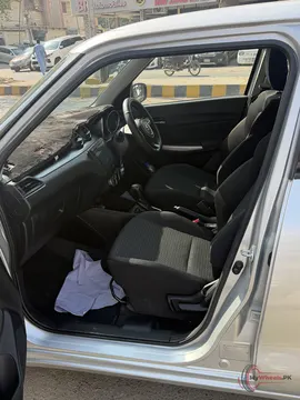 2025 Suzuki Swift GLX CVT photo 4